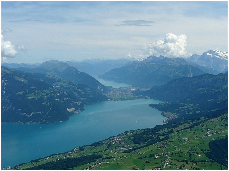 Der Thuner See im Vordergrund, der Brienzer See im Hintergrund und dazwischen liegt Interlaken. Bild aufgenommen am Niesen Kulm. 29.07.08 (Jeanny)