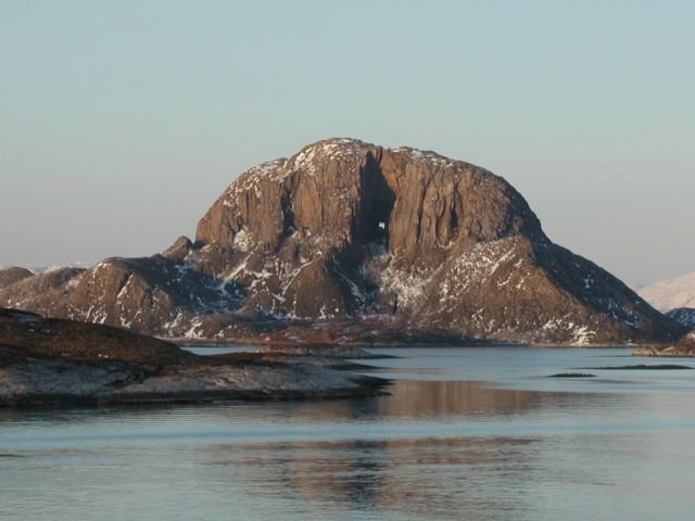Der Torghatten - der durchlcherte Hut des Trollknig vom Smnafjell - bei Brnnysund.