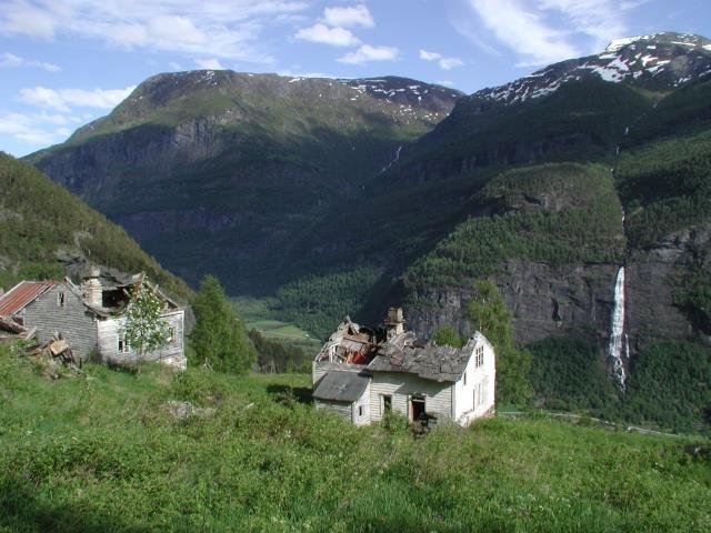 Der verlassenen Almhof Hjerseggi 300 m ber dem Fortundalen.