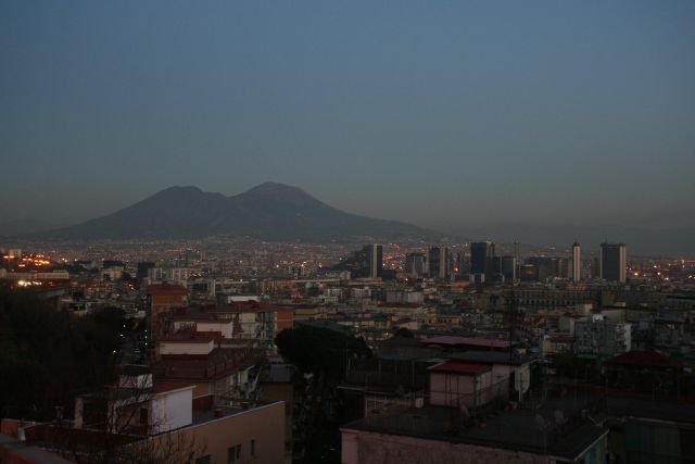 Der Vesuv in der Abenddmmerung. Blick von der Tangenziale ber den Moloch von Napoli.