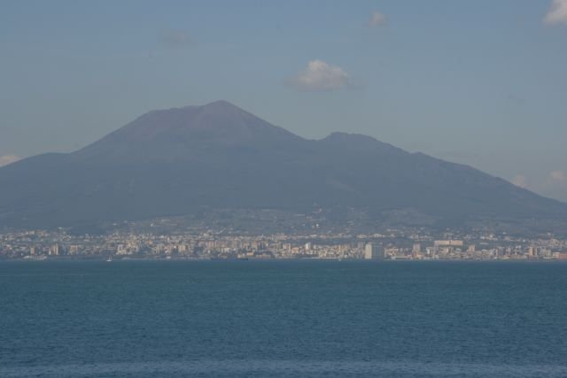 Der Vesuv vom Golf di Napoli gesehen. Am Fu liegen die Stdte Torre Annunziata und Boscoreale.