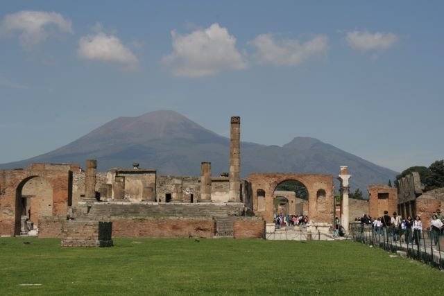 Der Vesuv mit den Ruinen von Pompeji im Vordergrund; 29.03.2008