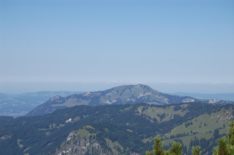 Der Wchter des Allgus, der 1738 Meter hohe Grnten, mit seinem markanten Sendemast, vom Iseler aus gesehen.