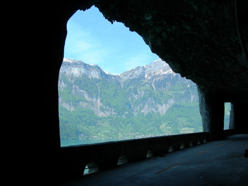 Der Wanderweg (Weg der Schweiz) fhrt stellenweise durch Tunnels, hier auf der alten, nicht mehr vom motorisierten Verkehr befahren Axenstrasse bei Flelen.
9. Mai 2008
