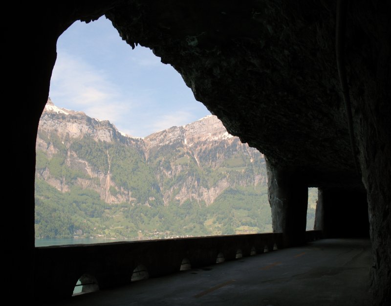 Der Weg der Schweiz fhrt unter anderem durch den Strassentunnel der alten Axenstrasse und bietet dabei diesen Ausblick.
(Mai 2008)