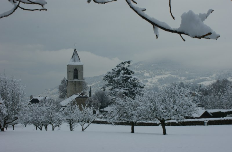 Der Winter ist ber das Land gezogen. Blick auf die Kirche von St-Lgier.
(Dezember 2008)