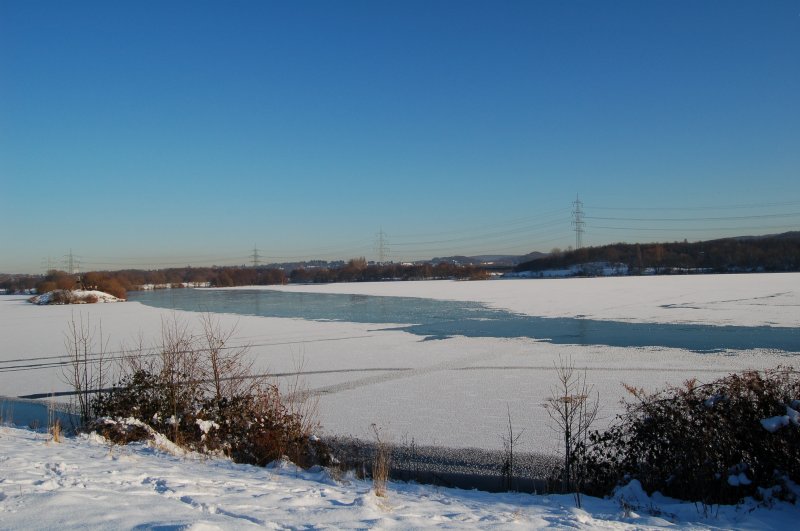 Der Zuflu der Ruhr in den Kemnader See bei Witten. Auch diese Stelle war zugefroren, nur nicht zugeschneit