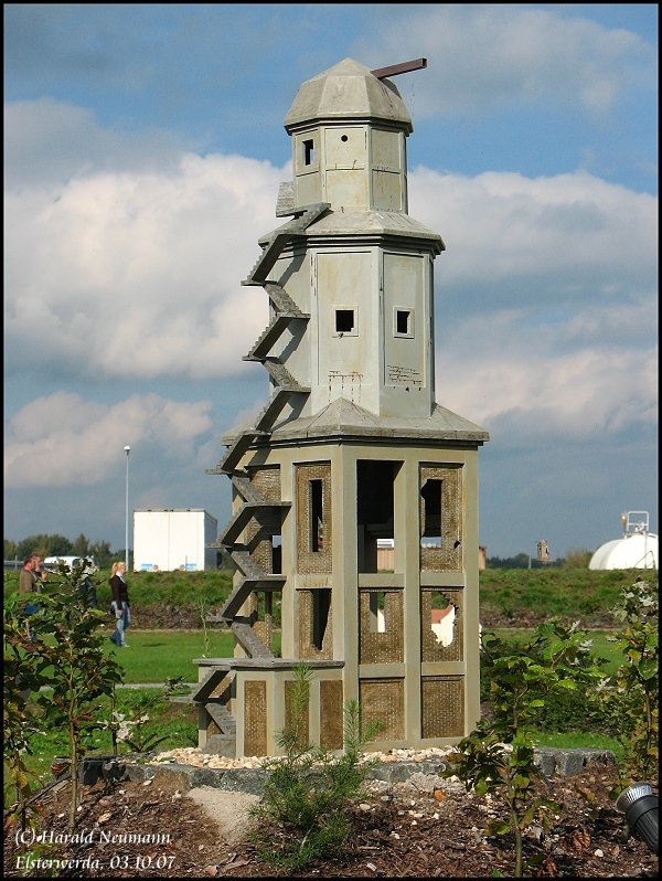  Die lteste Investruine Deutschlands  nennt man das Oiginal dieses im Elsterwerdaer Miniaturenpark stehenden Modells des Bertzitturmes in Kahla. Das Original entstand 1915/16 zur Kohleveredlung minderwertiger Kohle und ging aus sicherheitsbedenklichen Protesten der Bevlkerung nie in Betrieb. Rechts neben dem Modell erkennt man in der Ferne noch das in Sichtweite stehende Original! 03.10.07