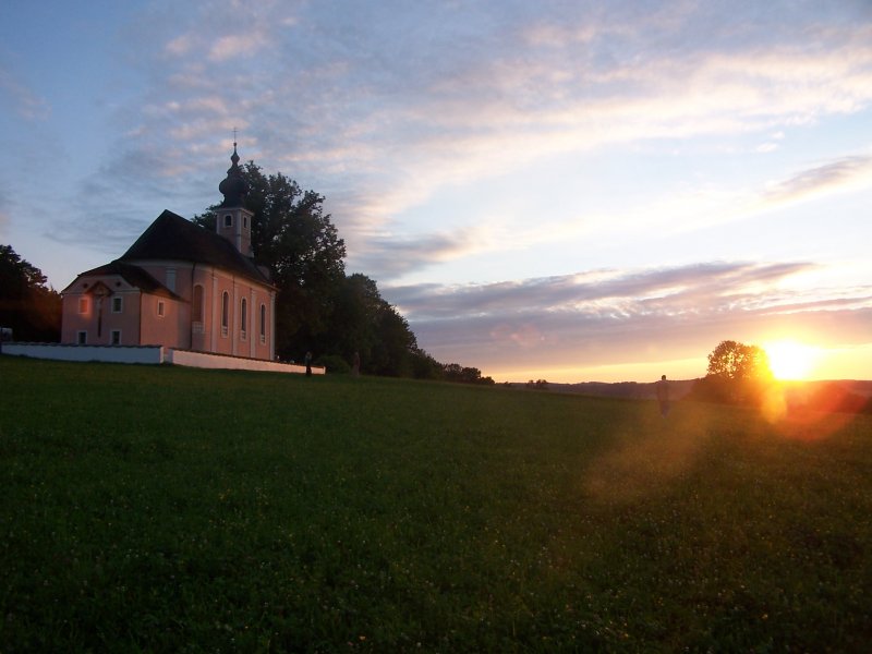 Die altrosa-Lackierung der Kirche bekam durch dieses Abendrot ein ganz besonderes Flair