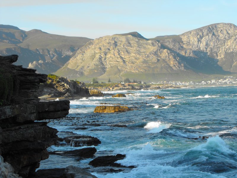 Die Atlantikkste der Peninsula bei Bakoven (Cape Town) ist zerklftet und wild.

