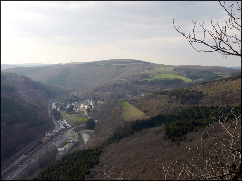 Die Aussicht von der  Hockslay  ist atemberaubend! Unten im Tal sieht man die Ortschaft Kautenbach, sowie die Strae, welche in Serpentinen nach Alscheid fhrt. 17.04.08 