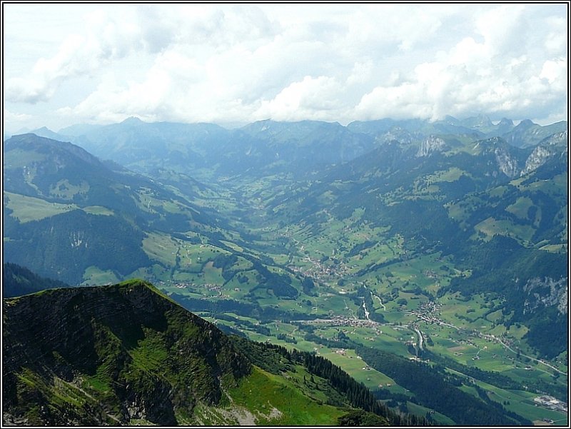 Die Aussicht vom Niesen Kulm gewhrt eine tiefen Einblick ins Simmental. 29.07.08 (Jeanny)