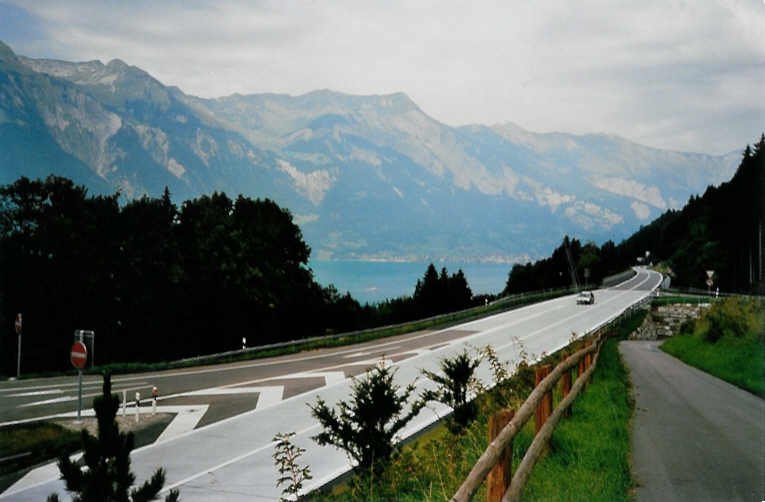 Die Autobahn Interlaken-Luzern am linken Brienzersee