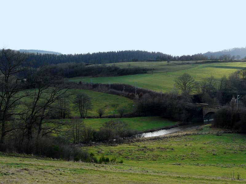 Die Eisenbahnstrecke fgt sich harmonisch in die hgelige Landschaft bei Lellingen (Luxemburg) ein. 06.01.08