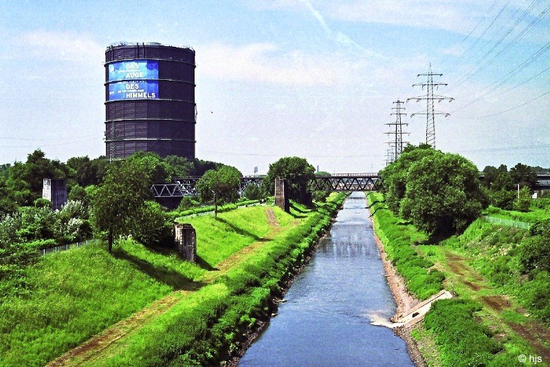 Die Emscher in Oberhausen (8. Juni 2007). Nachdem mit dem Ende des Bergbaus auch das Ende der Bergsenkungen gekommen war, wurde damit begonnen, ein unterirdisches Kanalsystem fr das Abwasser zu bauen. Das Emscher-Flusssystem soll in den kommenden Jahrzehnten mit Milliardenaufwand renaturiert werden.