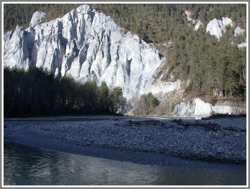 Die Erosion nagt weiter an den Kalksteinwnden, die durch den Bergsturz von Flims ca. 7000 Jahre v.Chr. entstanden sind. (04.03.2007)