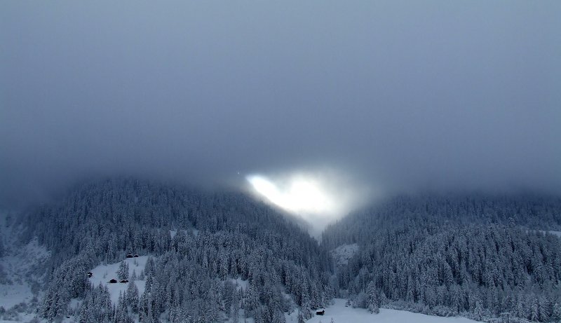 Die ersten Sonnenstrahlen des Jahres 2007 im Obergoms durch den sich durchsetzenden Hochdruckeinfluss aus Italien am Morgen des 03.01