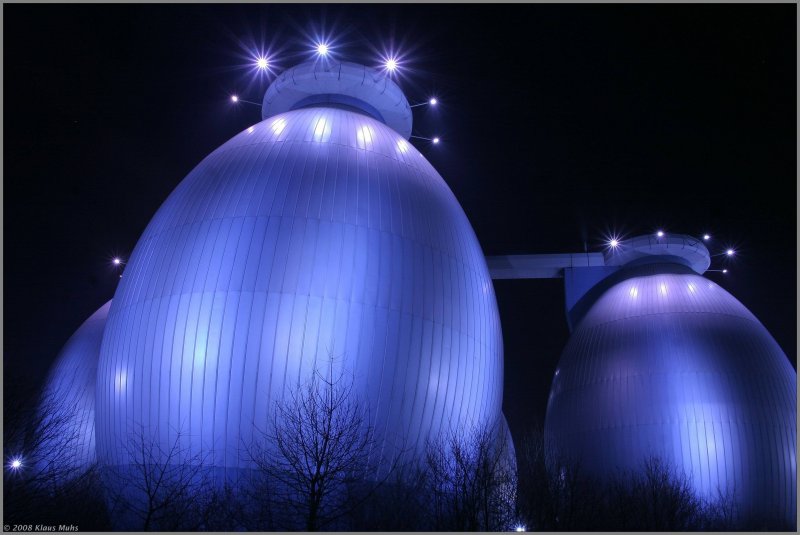 Die Faulbehlter der Emscherklranlage vermitteln bei Nacht den Eindruck als seien sie gerade aus einer anderen Galaxie gelandet sind. Bottrop-Welheim 30.12.2008
Infos: http://www.projektion-ruhr.com/Klaeranlage-Bottrop.29.0.html?&L=0