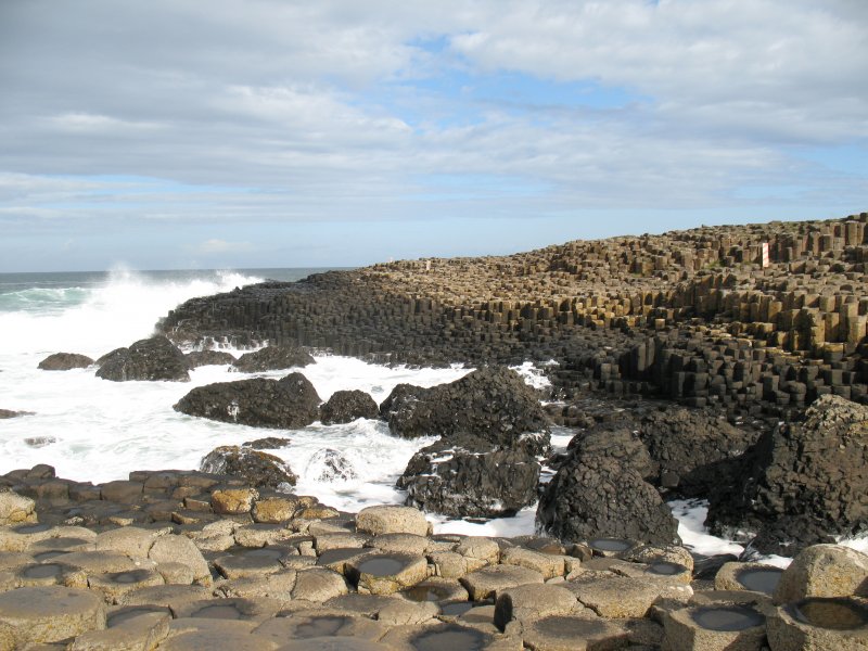 Die Giant's Causeway ( Damm des Riesen ) ein Naturwunder Irlands.
Die Legende besagt, dass der Krieger Finn MacCool diesen Damm bauen liess, weil er kein Boot fand aber mit seinem Rivalen in Schottland kmpfen wollte...
(September 2007) 