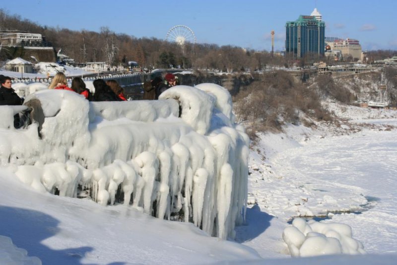 Die Gischt des Horseshoe Fall verwandelt die direkte Umgebung der Niagara Falls in eine bizarre Eislandschaft; 25.01.2009