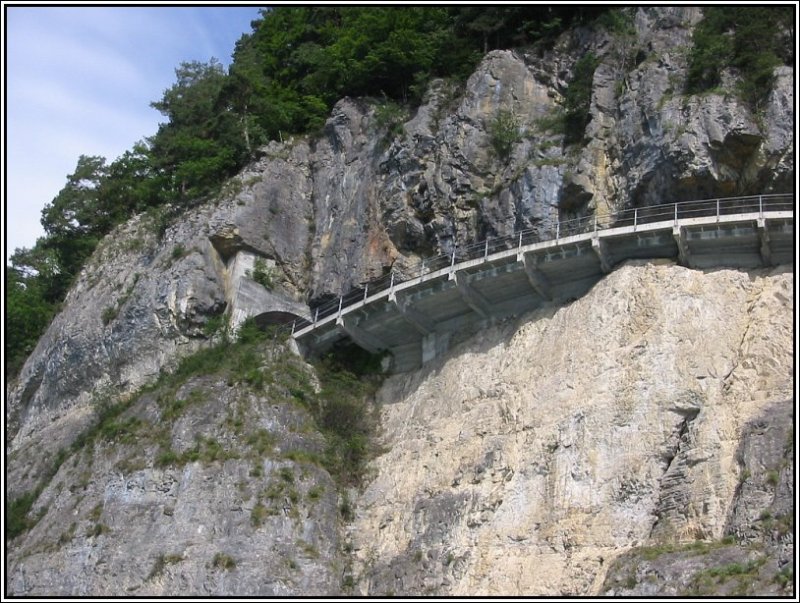 Die gleiche Strae in den Felsen oberhalb des Thuner Sees wie auf dem vorherigen Bild, allerdings an anderer Stelle und von einen Schiff aus aufgenommen. (Juli 2003)