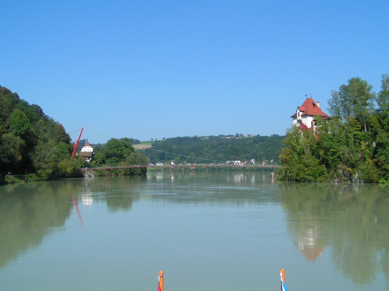 Die Hngebrcke ber den Inn verbindet Neuburg  mit Wernstein 