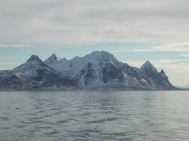 Die Insel Landegode vor Bod. Als die  Alte von Landegode  ist die Insel wie der Hestmanen, die Sieben Schwestern oder der Torghatten auch ein Bestandteil der Helgelandssaga.