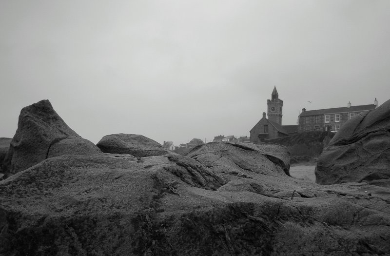 Die Kirche von Porthleven von Sdstrand aus fotografiert. 
(April 2008) 