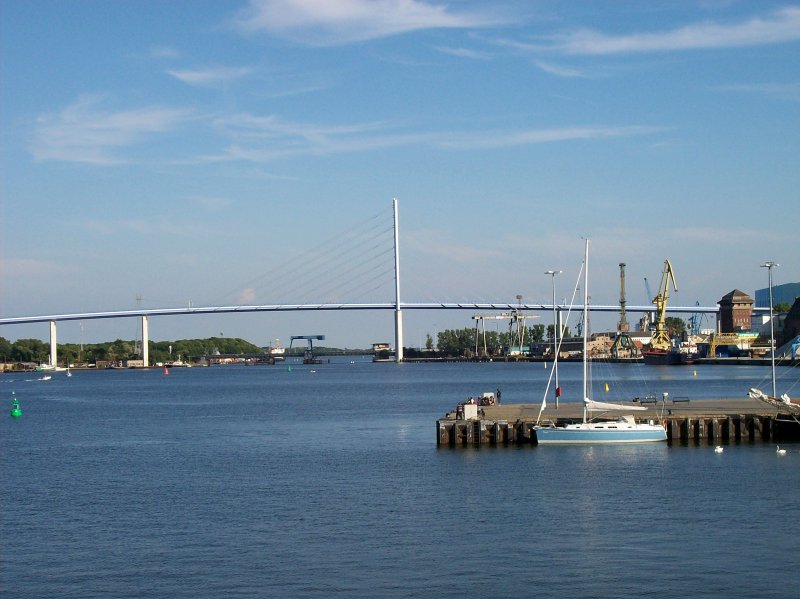 die neue Sundbrcke vom Hafen aus gesehen wie giegantisch wenn man die alte Ziegelgrabenbrcke dagegen  sieht nicht zu vergleichen man kann sagen das neue Wahrzeichen von Stralsund Frher war es die Marienkirche die unsere Besucher an der Stadtgrenze begrte und heute ist es die Brcke