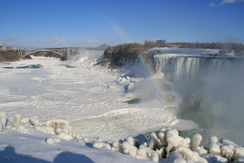 Die Niagara Flle bieten im Winter einen traumhaften Anblick. Die eisige Klte ist aber nichts fr W-Eier. Beim Fotograsfieren fielen mir fast die Finger ab. Blick zur Rainbowbridge mit den American Fall; 25.01.2009