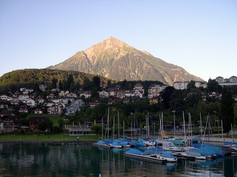 Die Pyramide der Schweiz und der Hausberg von Spiez am Thunersee - der 2.362m hohe Niesen. Im Vordergrund ist Spiez zu sehen. Die Bergspitze erklimmt man bequemsten mit der lngsten Standseilbahn der Welt ab dem Bahnhof Mlenen.