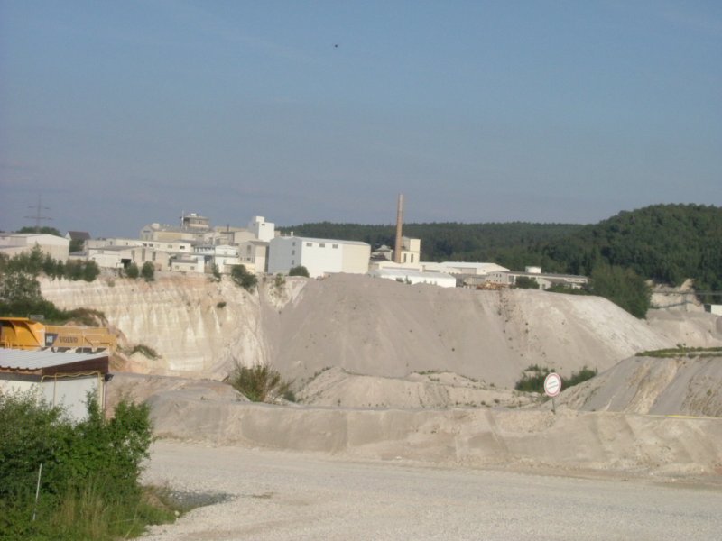 Die Region um Hirschau nennt man auch Kaolinpott. Da wird Kaolin in Groen Gruben im Tagebau abgebaut! Hier sind die Kaolingruben vom Werk der Firma Gebr. Dorfner aus zu sehen. Im Hintergrund ist das Kaolinwerk der Firma Eduard Kick zu sehen, das jetzt zur AKW-Kick GmbH gehrt. (19.08.2005)