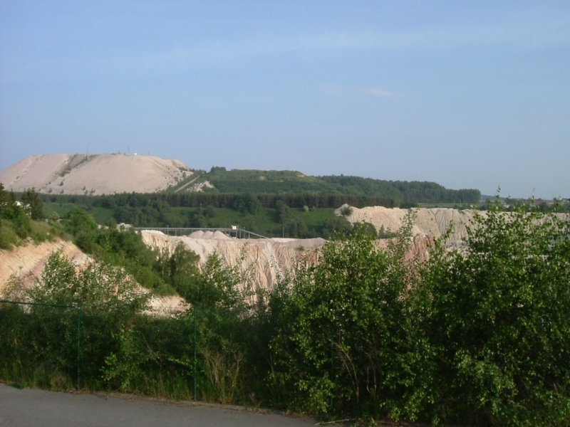 Die Region Um Hirschau wird auch Kaolinpott genannt! Hier sind ein wenig die Kaolingruben zu sehen. Im Hintergrund ist das Wahrzeichen der Stadt Hirschau und der Region zu sehen - der Monte Kaolino - ein ber 100 Meter hoher Sandberg! (04.06.2007) 