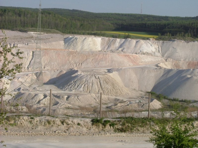 Die Region Um Hirschau wird auch Kaolinpott genannt! Hier sind ein wenig die Kaolingruben (die zum Teil ber 70 Meter tief sind)zu sehen.  (23.04.2007)