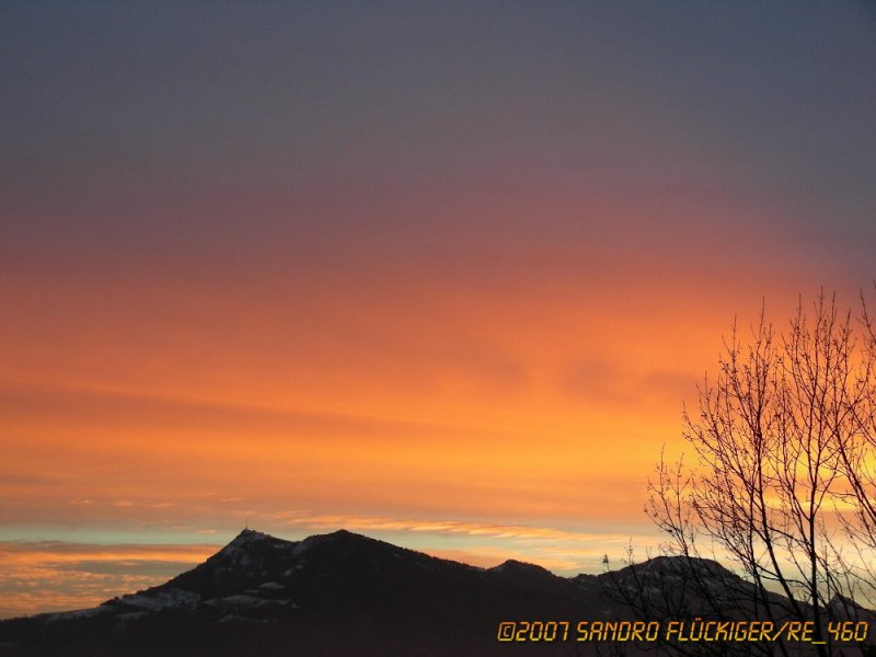 Die Rigi im Morgenrot von meinem Balkon aus gesehen am Morgen des 11. Februar 2007.