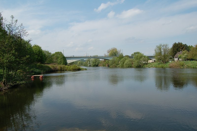 Die Ruhr bei Witten-Herbede. Von der Anlagestelle des Fahrgastschiffes  Schwalbe  aus sieht man die Brcke, die von Witten-Heven nach Witten-Herbede fhrt.