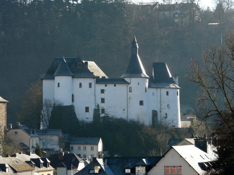 Die Schlossburg von Clervaux (Luxemburg) fotografiert aus der Cit Bongert am 09.02.08. In diesem Schloss kann man die weltberhmte Fotoaustellung  The Family of Man  von Edward Steichen besichtigen.