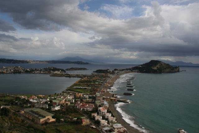 Die Spiaggia di Miliscola und das Cap Miseno am Golf von Napoli. Im Hintergrund ist der Vesuv zu sehen.