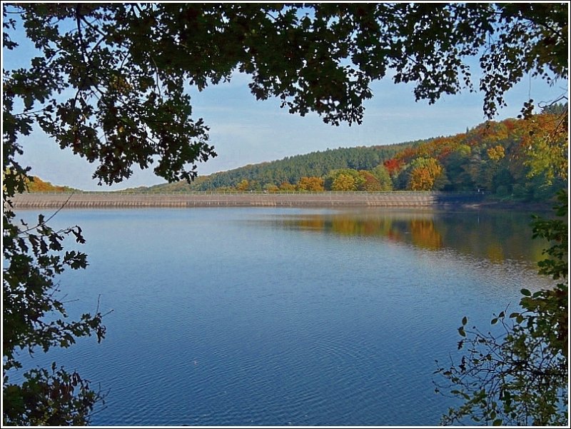 Die Steinbachtalsperre schmiegt sich in die herbstliche Landschaft. 11.10.08 (Jeanny)