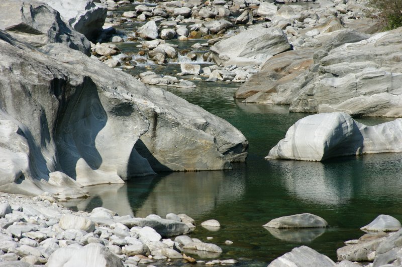 Die Steinformationen im Maggiatal erinnern ein wenig an einen Eisbren beim vorsichtigen erschnuppern seiner Umgebung.
(September 2009)