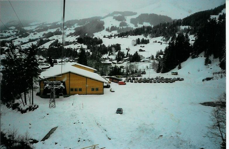 Die Talstation und der Parkplatz der Adelboden-Silleren-Bahn bei der Mineralquelle in Adelboden