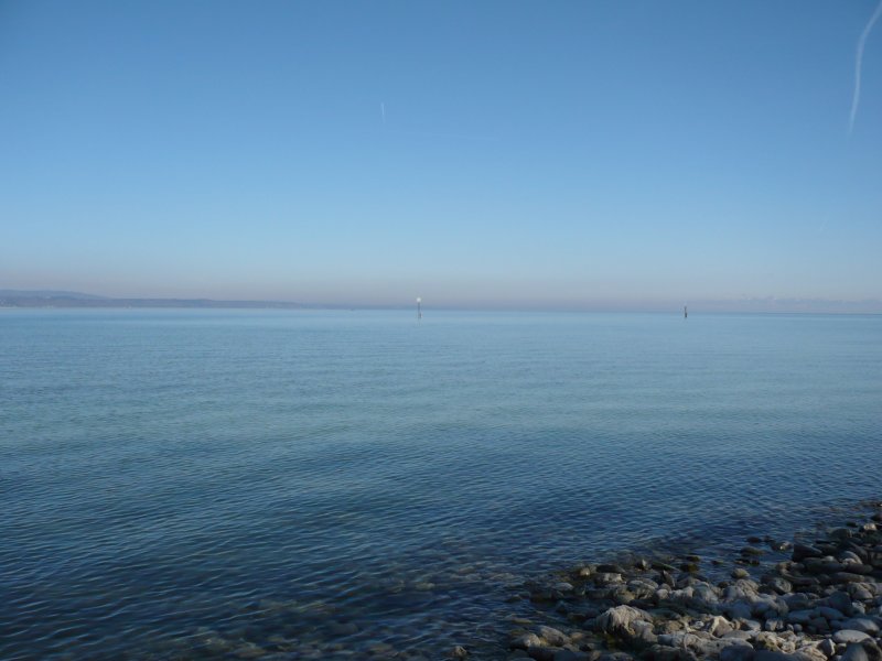 Die unendliche Weite des Bodensees, das auch sogenannte  schwbische Meer .
Links: Deutschland
Rechts: Schweiz
In der Mitte, gerade aus: sterreich

Die Aufnahme entstand in Kreuzlingen (CH); (28.02.09)