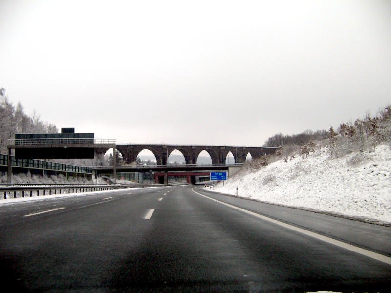 Die volkommen leere A4 bei Chemnitz Mitte mit Blick auf den Bahrebachviadukt, 23.03.08 Ob die Autobahn wegen des Wetters so leer ist?