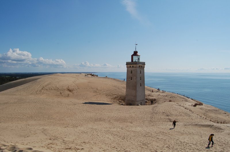 Die Wanderdne liegt zwischen Hirtshals und Hanstholm in Dnemark. Der Leuchtturm wird langsam von ihr verschluckt, im Hintergrund ist die Nordsee zu sehen. Mai 2008