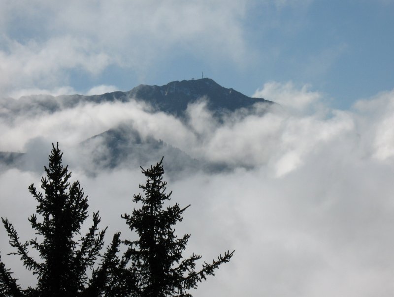 Die Wolken ziehen langsam ab,
und geben den Blick auf die 
Bergspitze des Rochers-de-Naye frei.
(18.05.2007)