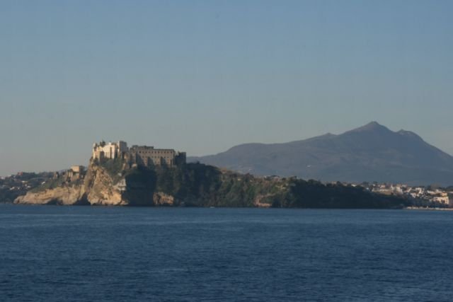 Die ziemlich flache Isola di Procida wird vom 789m hohem Monte Epomeo auf der Isola di Ischia berragt.