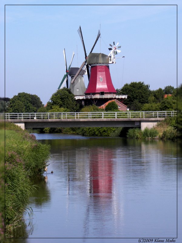 Die  Zwillingsmhlen  von Greetsiel, die berhaut keine Zwilligsmhlen sind. 21.07.2009