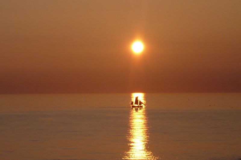 Diese Aufnahme gelang mir am 28.05.09, an einem der Tage, an denen es hie:  Oostende voor Anker . Sehenswrdig war das schon, im Hafen und auf dem Pier wimmelte es nicht nur an Schiffen sondern auch an interessierte Fotographen.