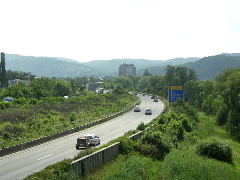 Diese Landschaft wurde in Trier aufgenommen. Zu sehen ist die A 602, links das Industriegebiet Nord sowie ganz unten beim Autobahnende die Zurmainer Strae.             05.06.07
