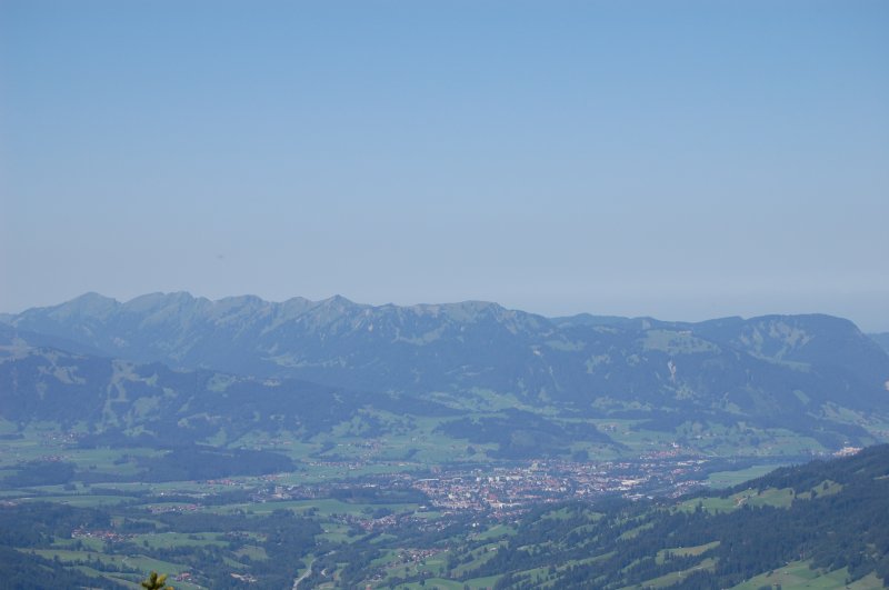 Diese zusammenhngende Bergkette, beginnend von links mit dem Hochgrat, lsst sich in einer Tagestour berwinden. Am Ende hat man das Rindalphorn, den Stuiben und weitere Gipfel berwunden und kommt mittig im Bild auf dem Mittag an. Fr gewohnte Bergwanderer kein Problem. Aufgenommen am 15.8.2009 vom Iseler aus.